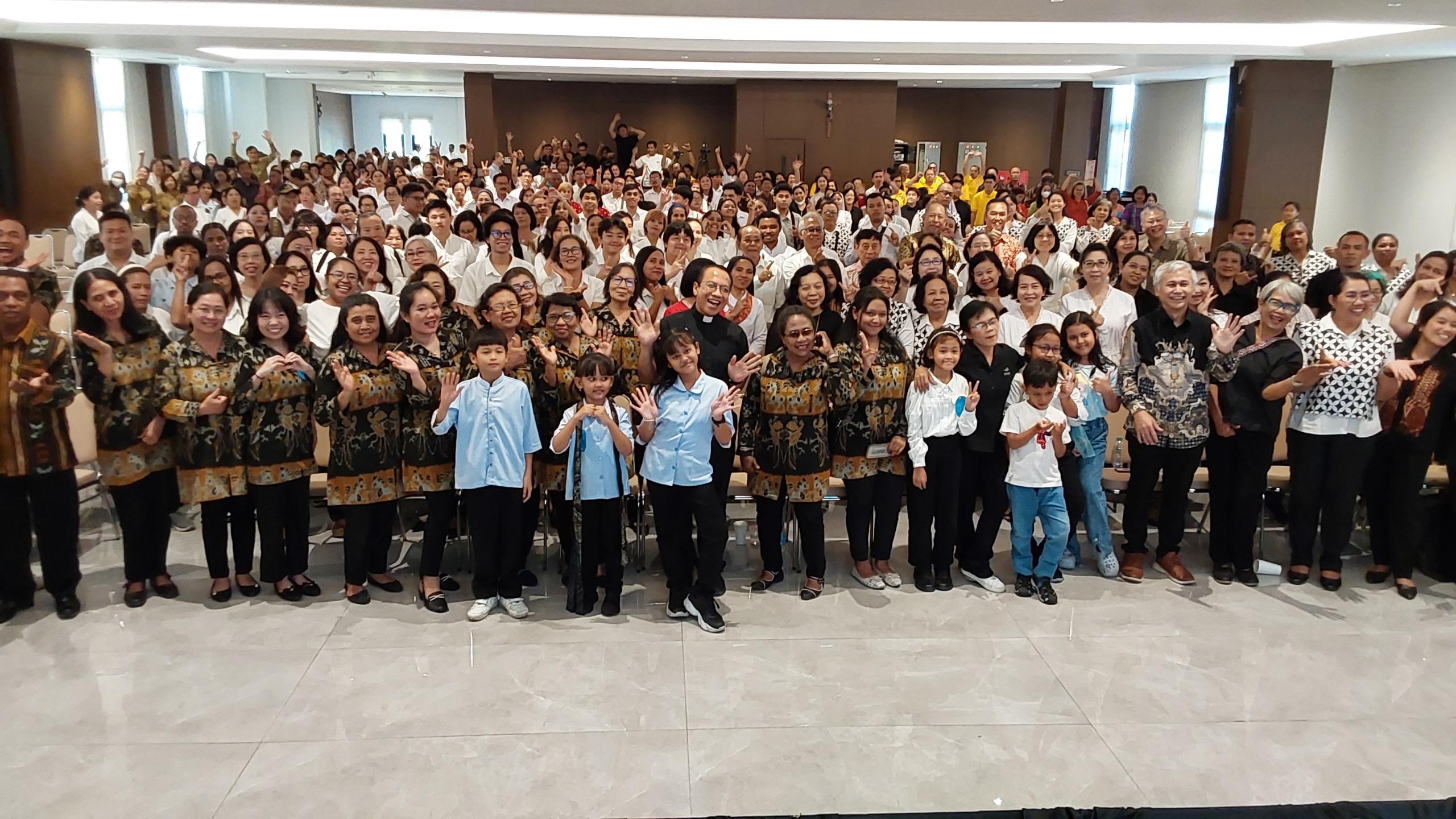 Meriahkan Lustrum ke-21 HKY, Ratusan Umat Ikuti Gerakan Lingkungan Bernyanyi